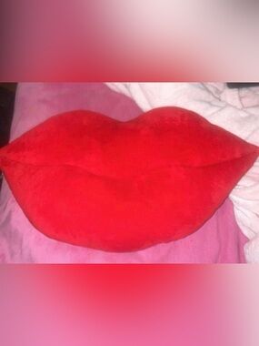 Red Lip-Shaped Decorative Pillow - Plush Accent Cushion